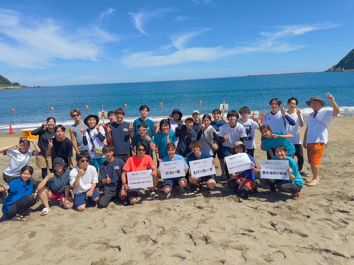 ビーチの大会で大人数の集合写真