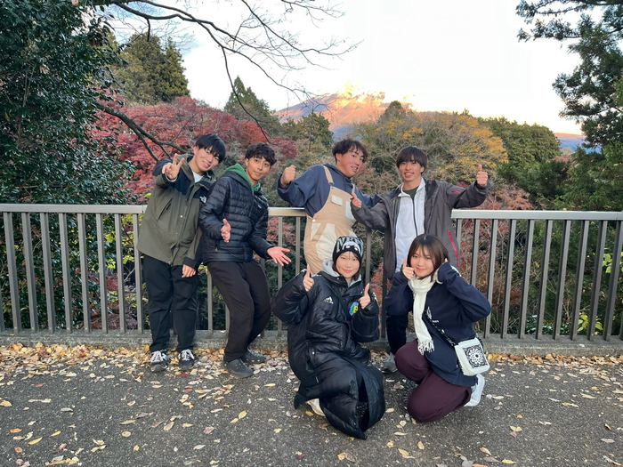 紅葉と富士山を背にした集合写真