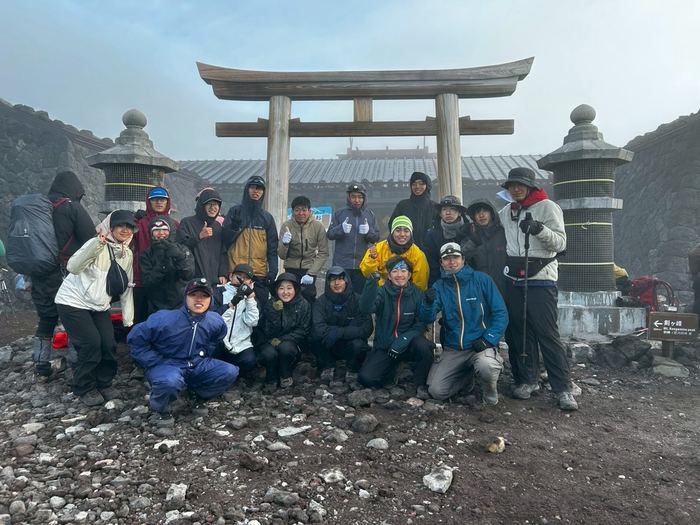 山頂の鳥居の前での集合写真