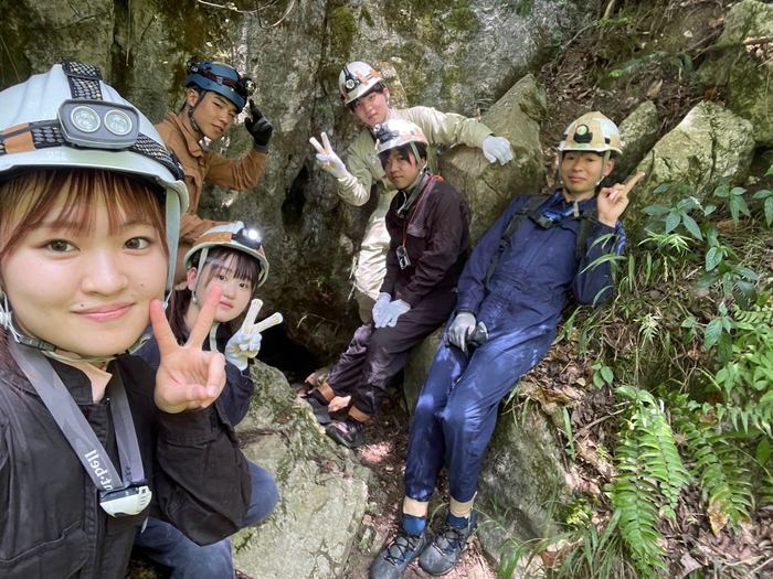 洞窟の入口での集合写真