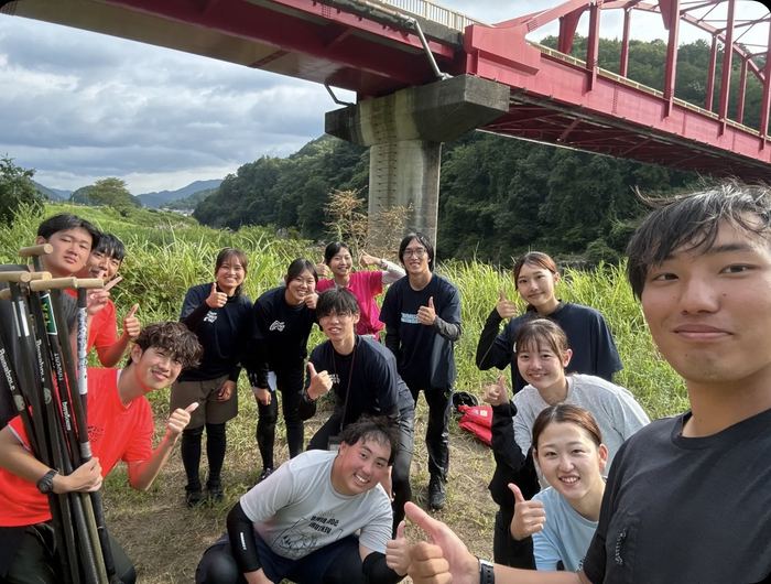 赤い橋の下、川原での集合写真