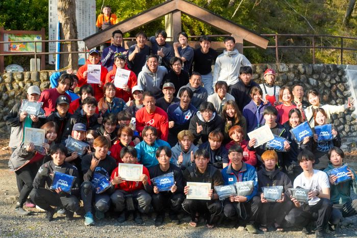 大会の表彰式で大人数の集合写真