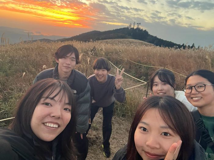 夕焼けのすすき高原で