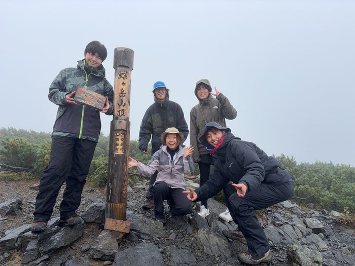山頂の標柱での集合写真