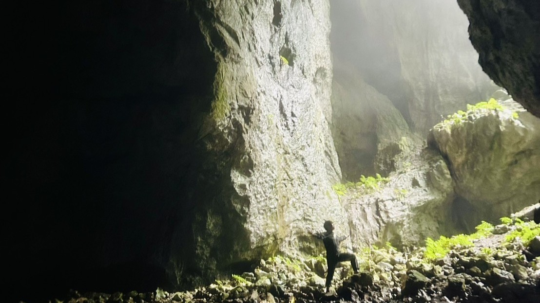 CAVING / 洞窟探検